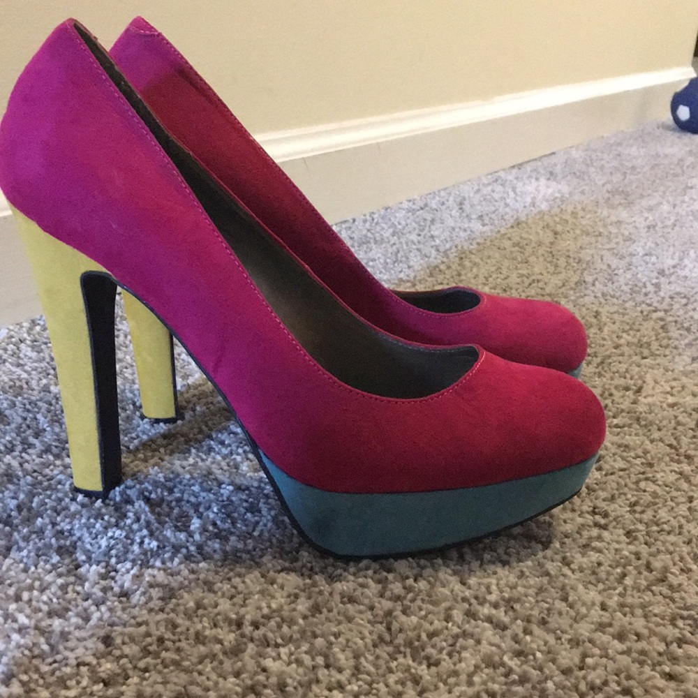 Guess multi colored heel